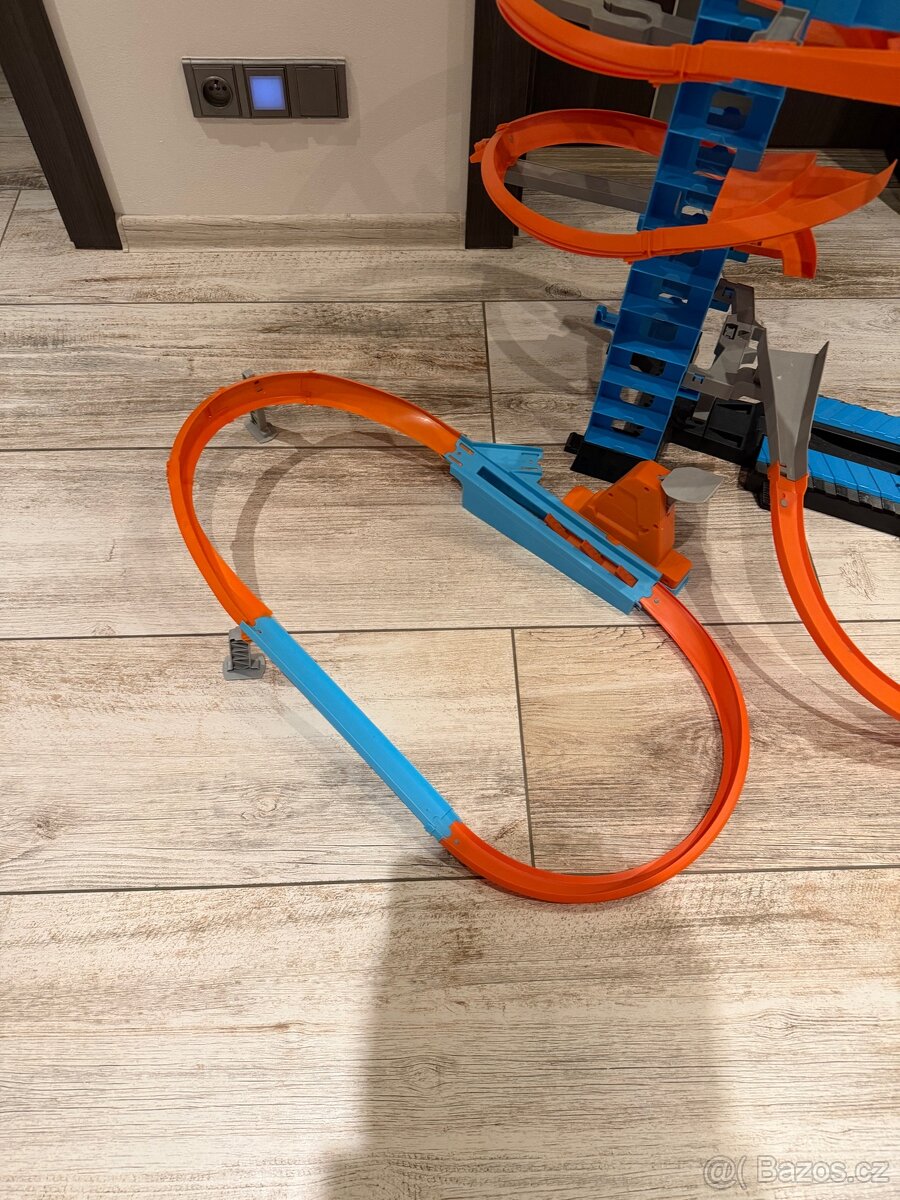 Hot Wheels Nebeská věž Kraksy GWT39 a Hot Wheels GJM75 - 4