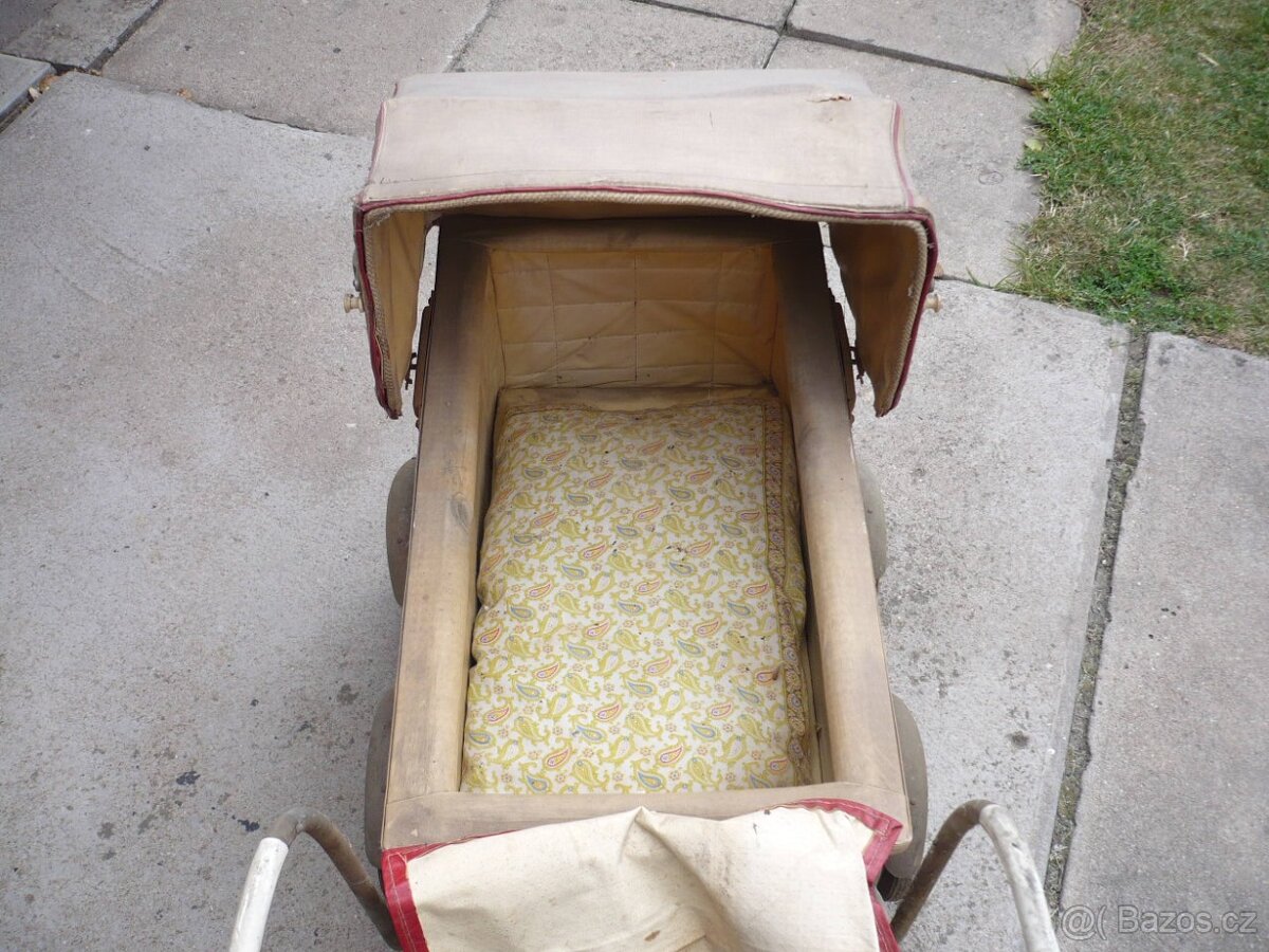 starý kočárek na panenku - 4