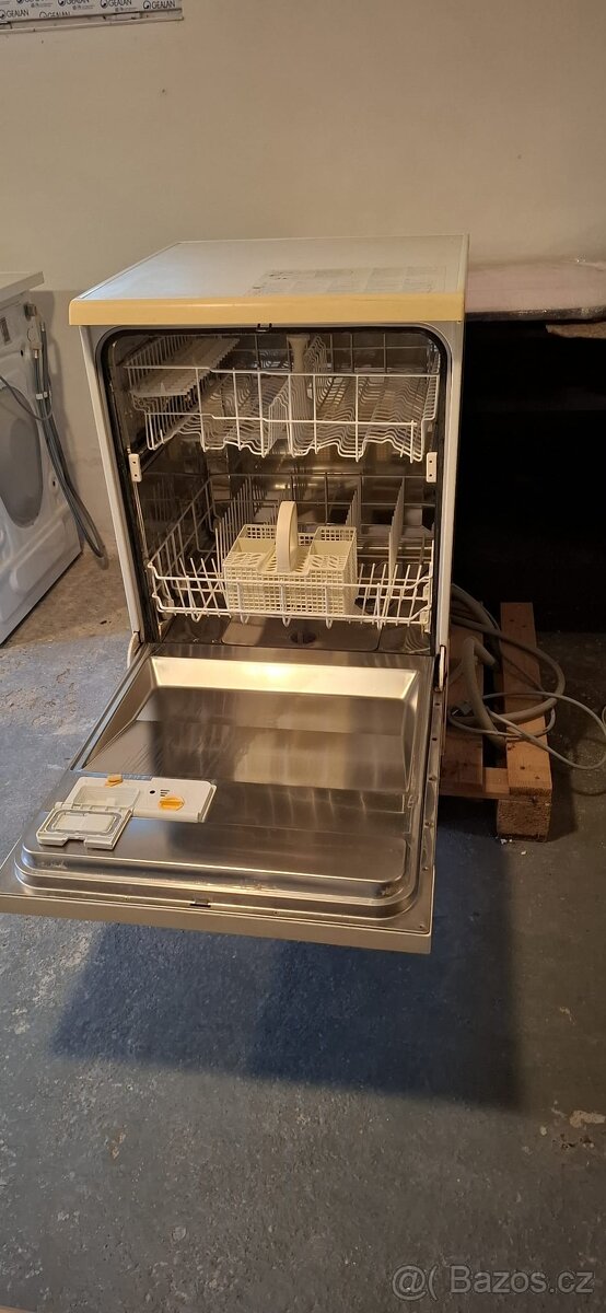 Myčka nádobí Whirlpool prodám - 4