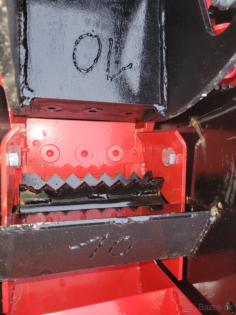 Bubnový štěpkovač na větve - 2 komíny: na vlek a do big bagu - 4