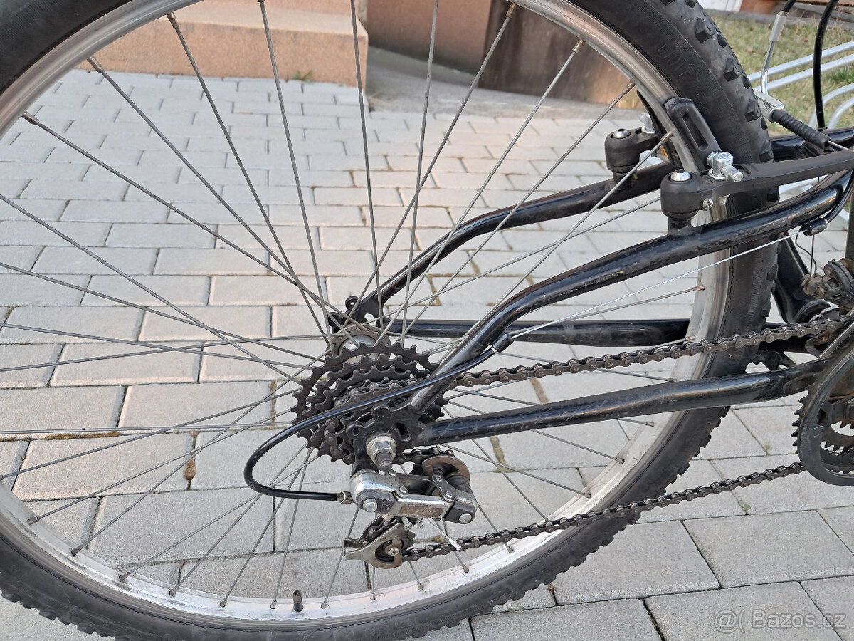 Horské kolo Engine Alpena, stojan na kolo a cyklo helma - 4