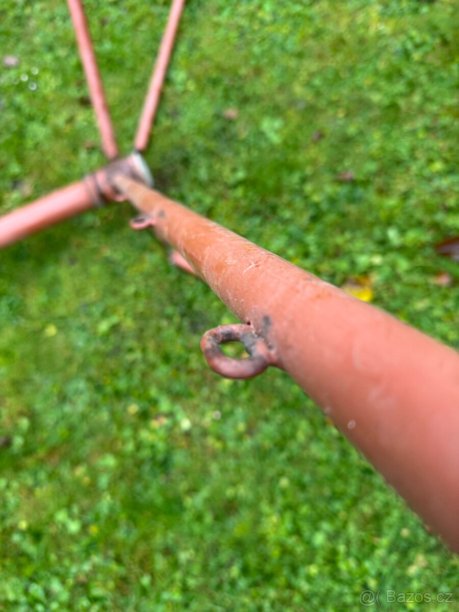 Otočný sušák na prádlo - 4