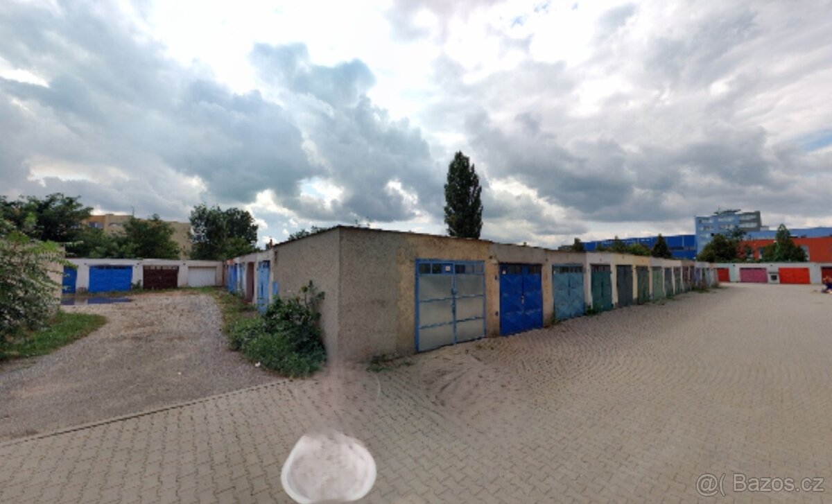 ULIČKA ZA GARÁŽEMI TVOŘÍCÍ UZAVŘENÝ DVOREK 51 m2, Hodonín - 4