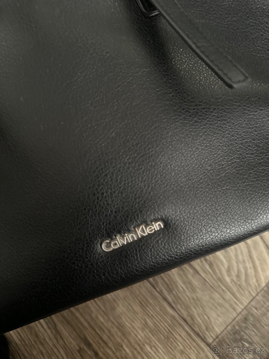 Calvin Klein černá kabelka – elegantní a prostorná - 4