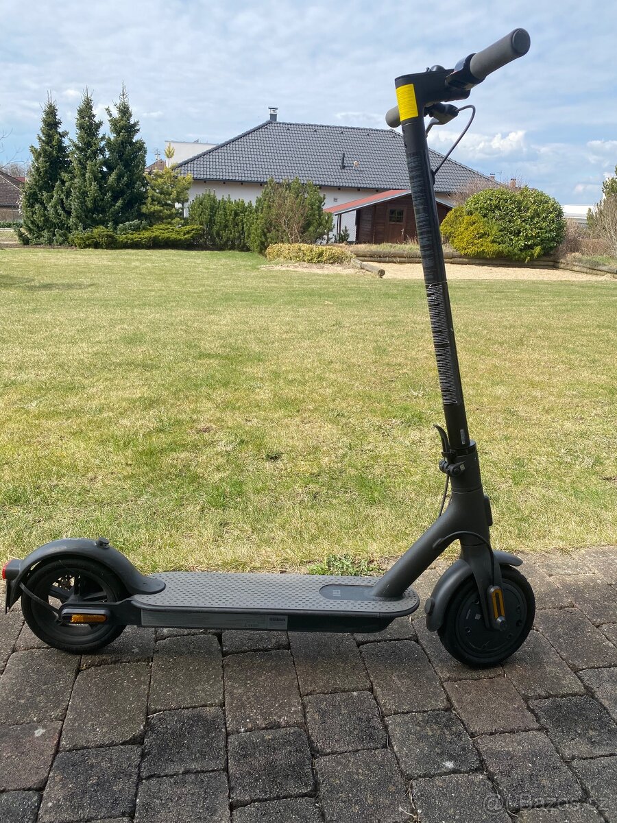 Elektrická koloběžka Xiaomi Mi Electric Scooter Essential - 4