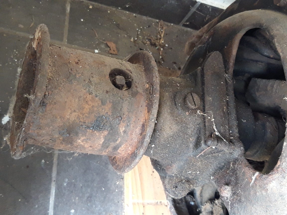 Historický otevřený motor s řemenicí - 4