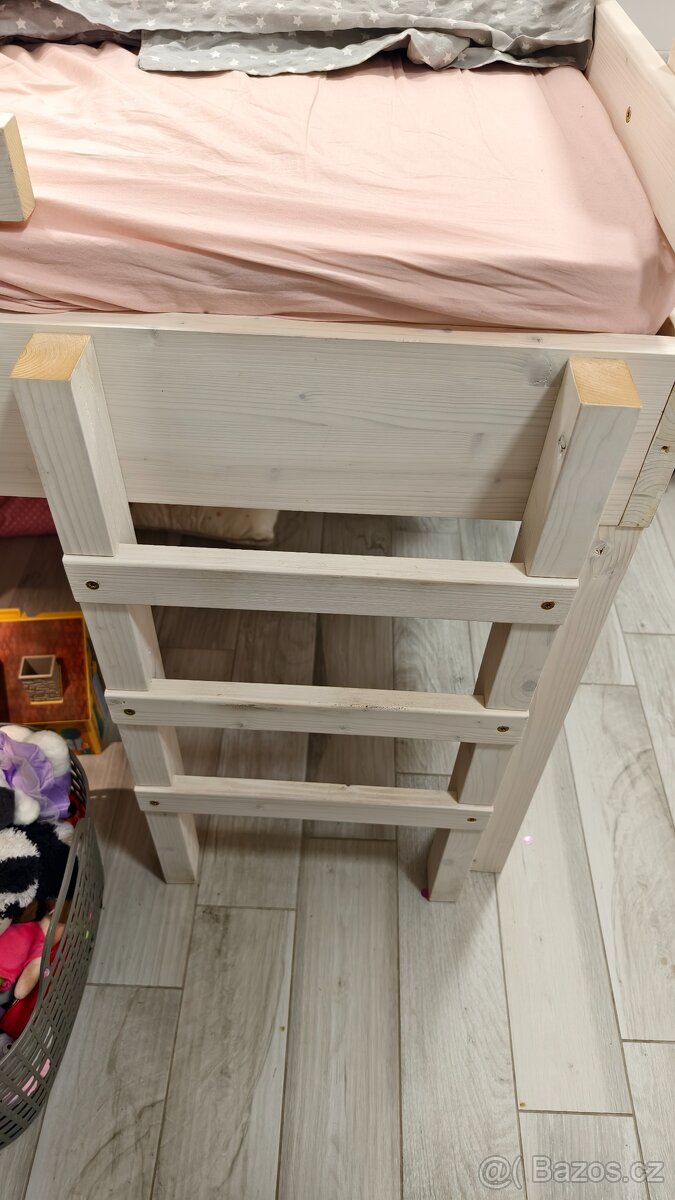 Prodám vyvýšenou dětskou postel 140x200 dělanou na zakázk - 4