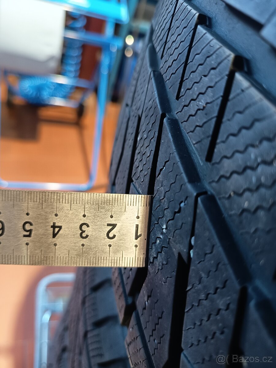 Prodám 4 pneu 235/50R19 103 v - 4