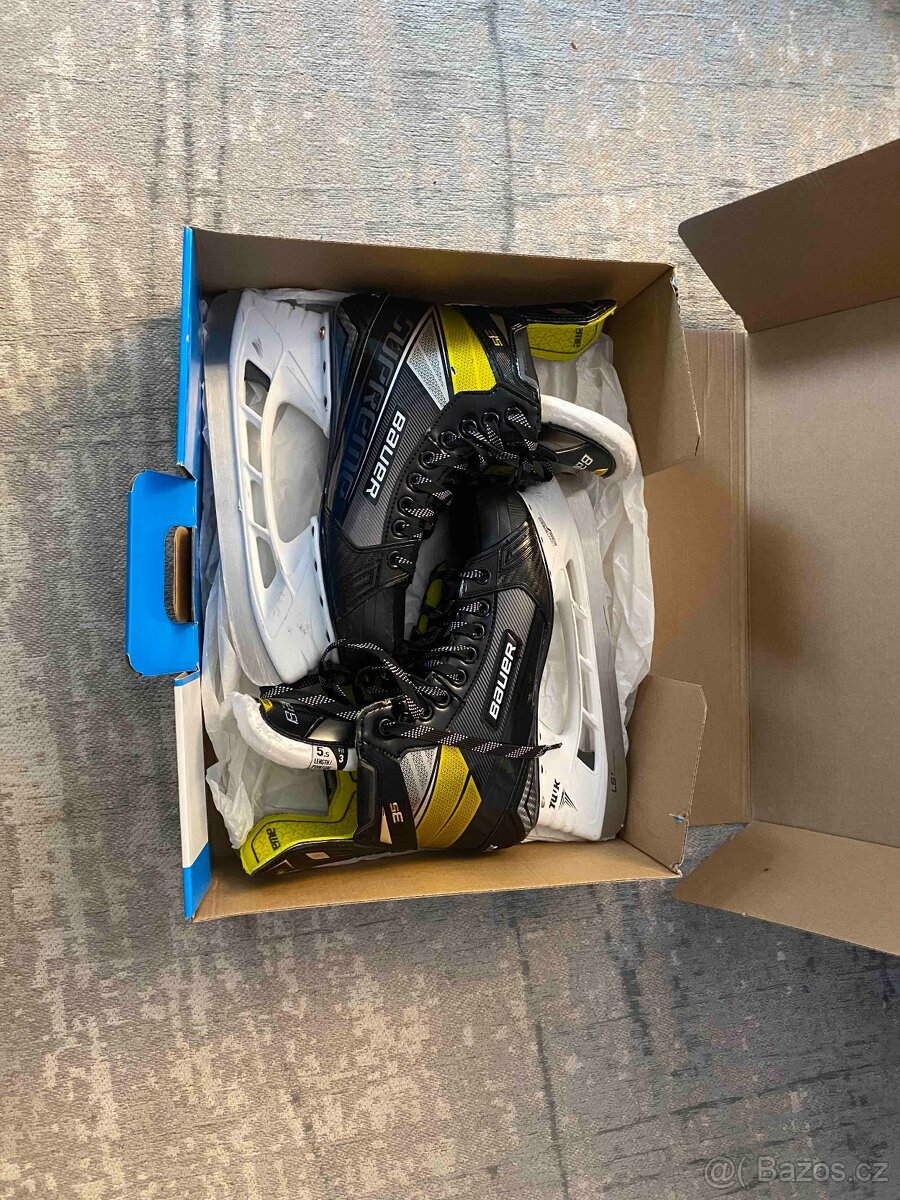 Hokejové Junior brusle Bauer Supreme 3S INT vel. 5.5 - 4
