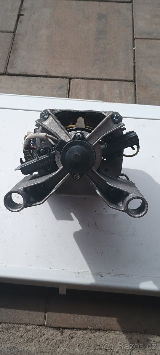 motor z pračky Whirpool - 4