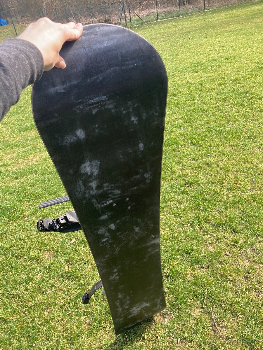 Snowboard a boty č.45 - 4