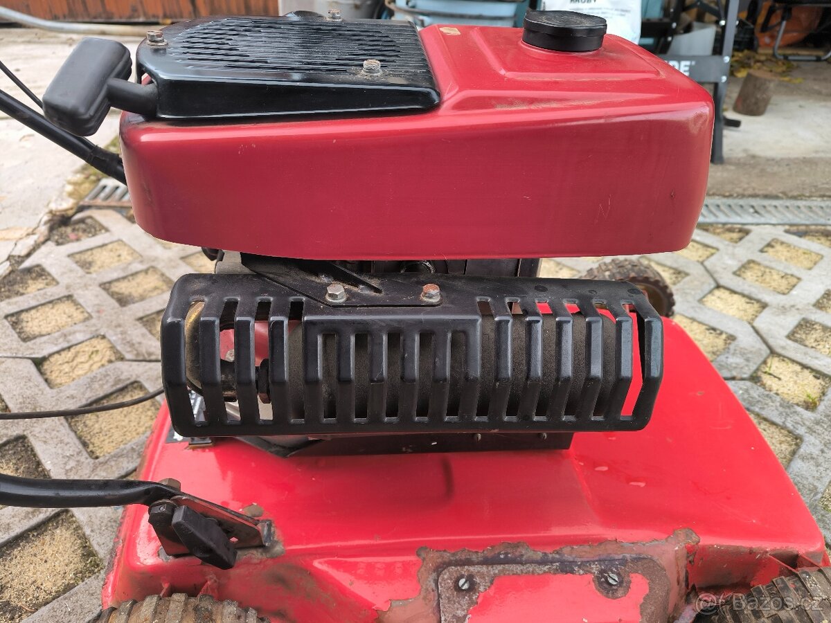 Nabízím málo použitou starou dvoutaktní sekačku - 4