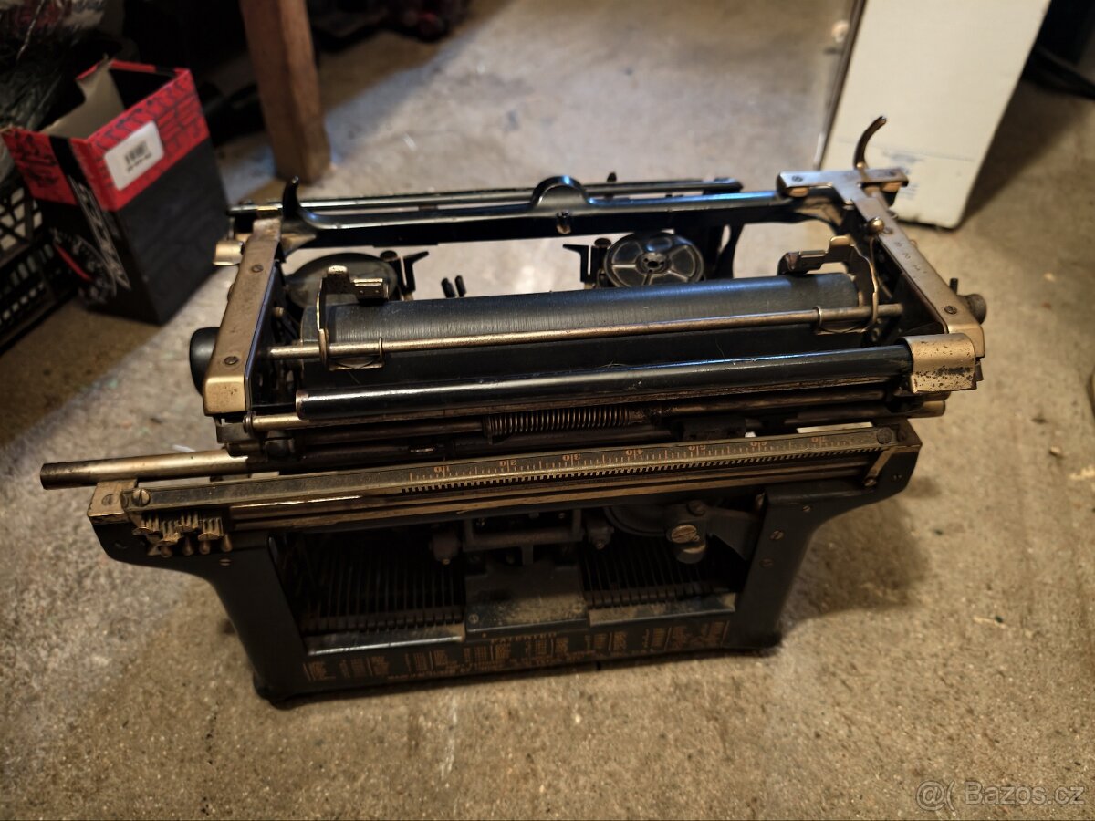 Starý psací stroj UNDERWOOD. - 4