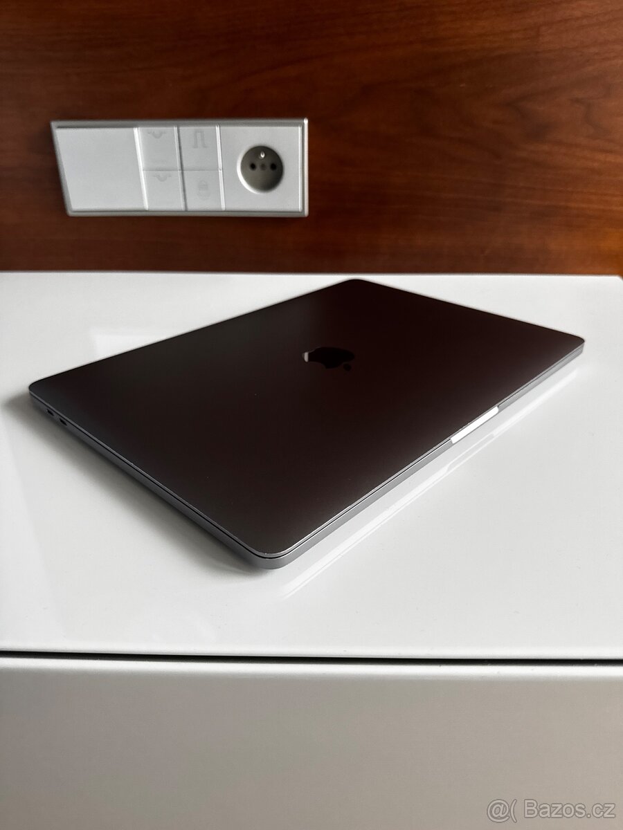 MacBook Pro 13" Touch Bar Space Gray, i5, rok 2019, 8GB RAM - 4