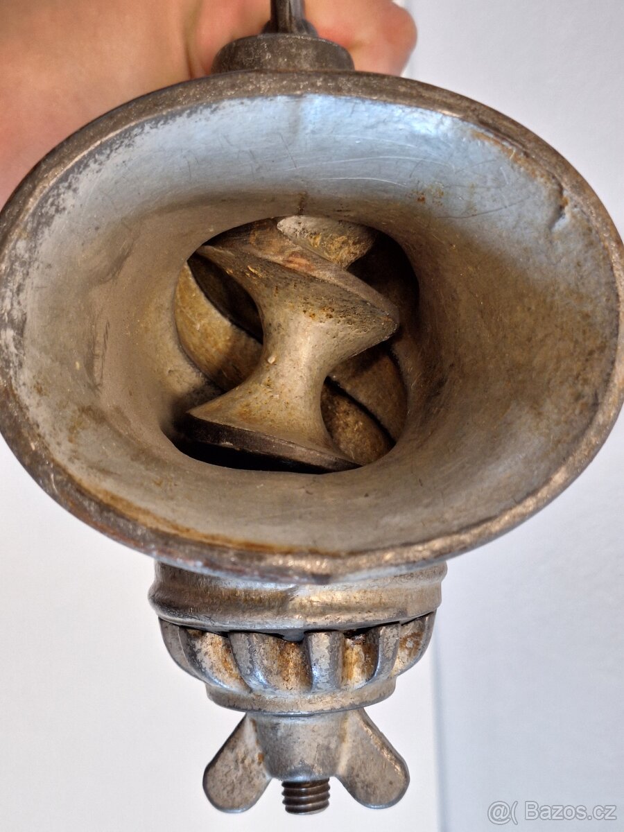 Starý litinový mlýnek na maso Atlantic - 4