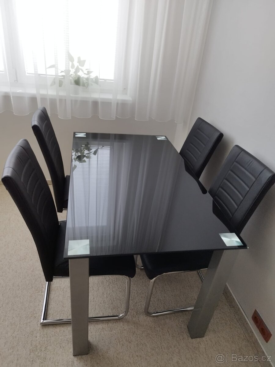 Moderní jídelní stůl se skleněnou deskou - 4
