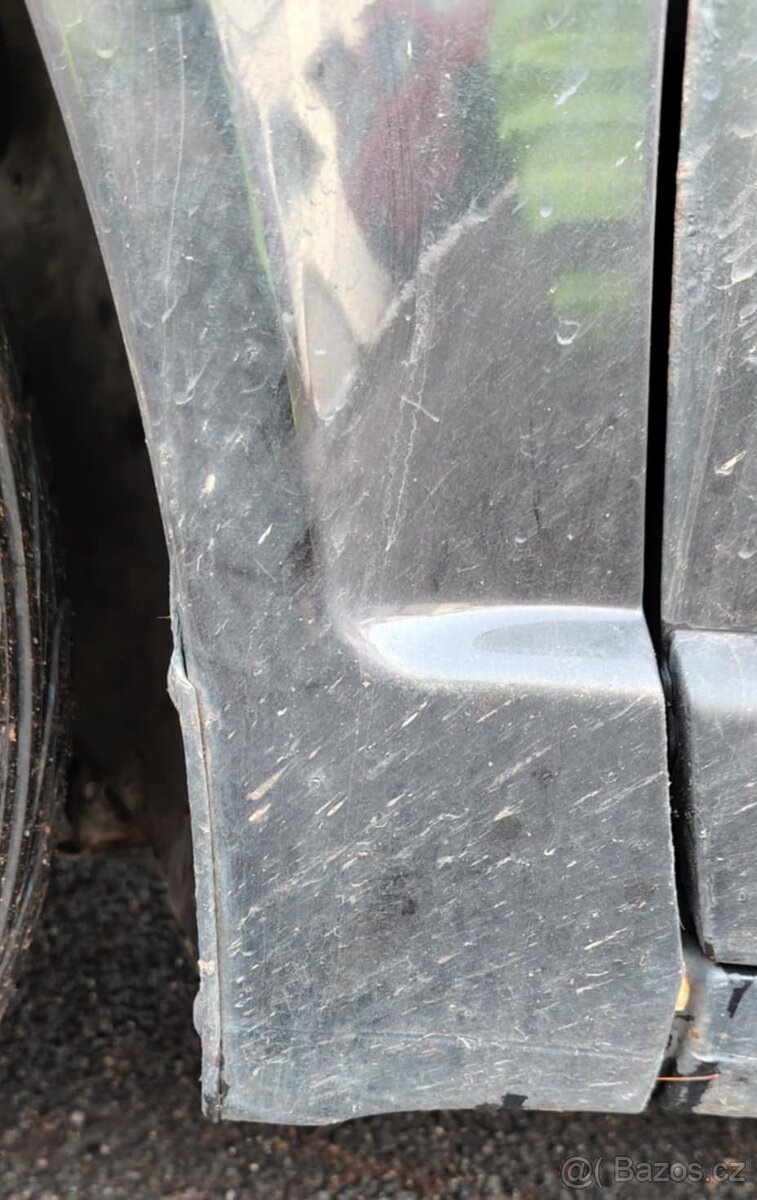 prodám přední blatníky na Škodu Superb 1 černá 9910 - 4