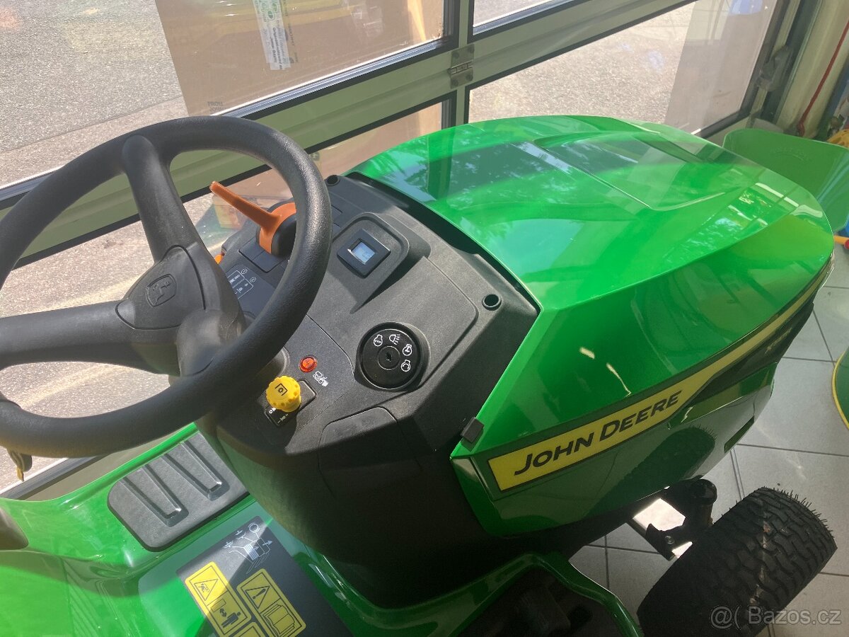 Zahradní traktor John Deere X147 - 4