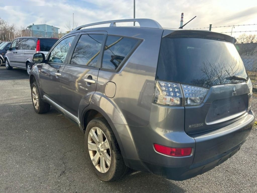 Mitsubishi Outlander,2.4 4x4 7 míst max. výbava - 4
