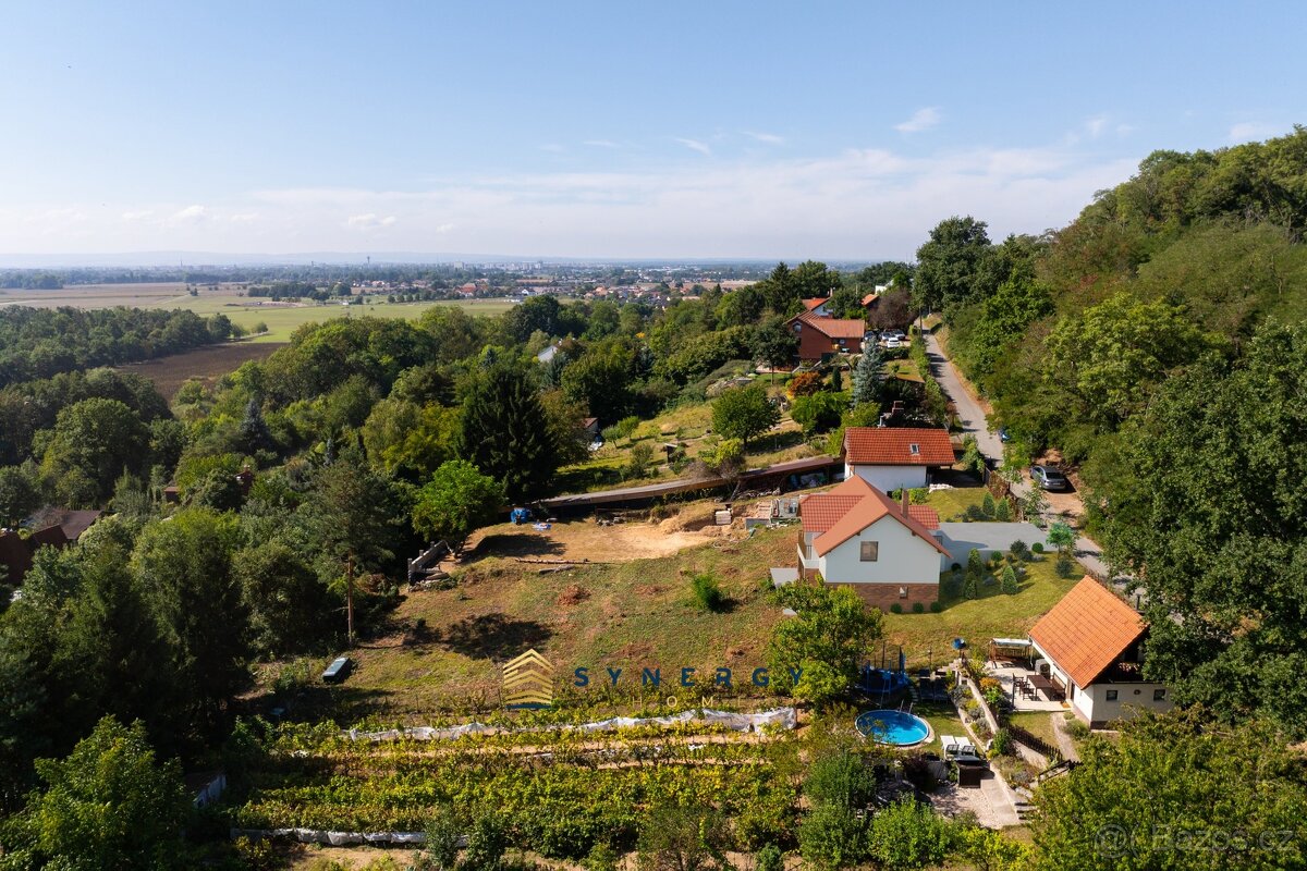 Prodej pozemku pod Kunětickou horou 1128m2, ev.č. 00037 - 4