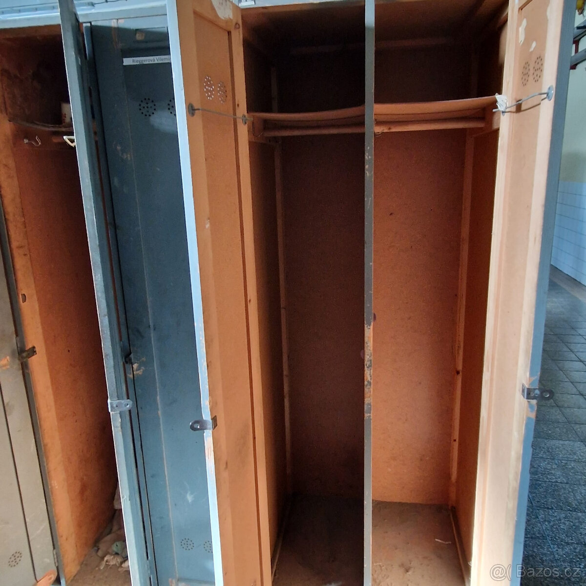 Dřevěné šatní skříňky - průmyslové - 4