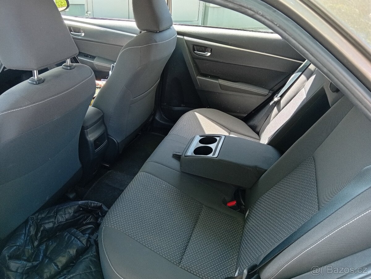 Toyota Corolla sedan - 4
