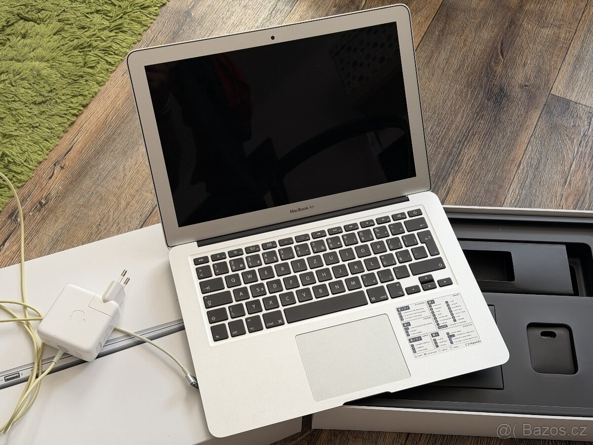 Prodám MacBook Air 13" 2015 8GB RAM 128GB SSD - 4