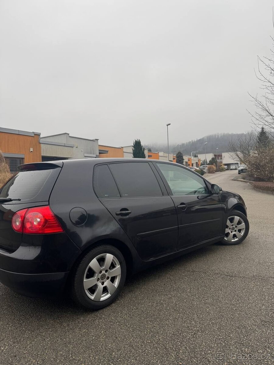 Volkswagen Golf 1.4 benzín, 66 kW, rok 2004 - 4