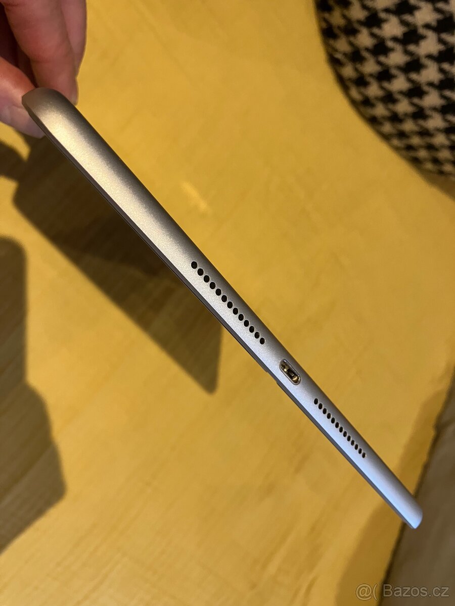 iPad 7. generace - 32 GB - Wifi (A2197) - 4