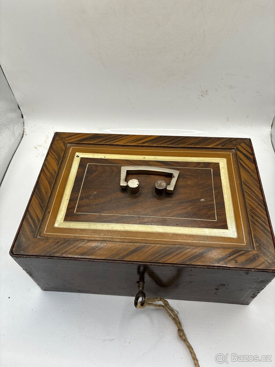 Starožitný kovový trezor - 4