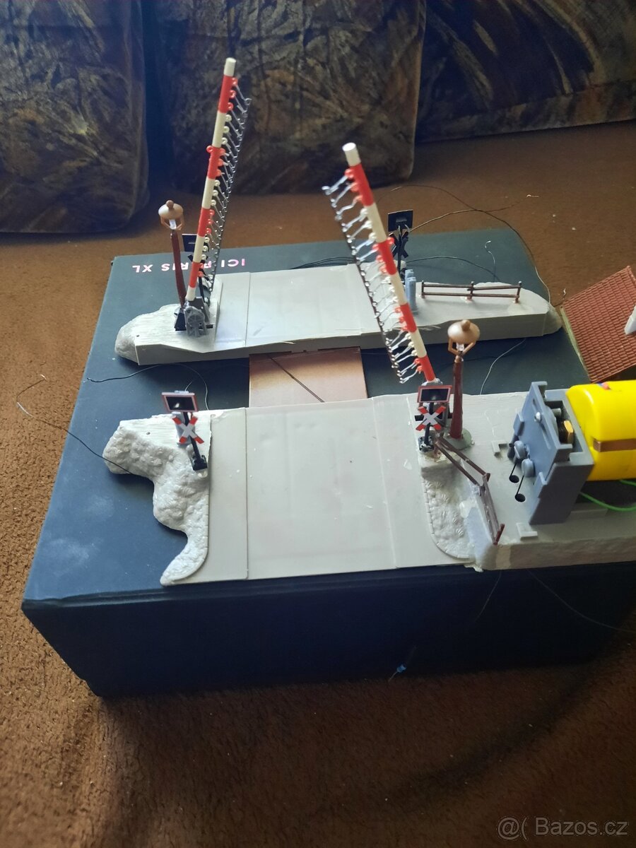 železniční přejezd se závorami - 4