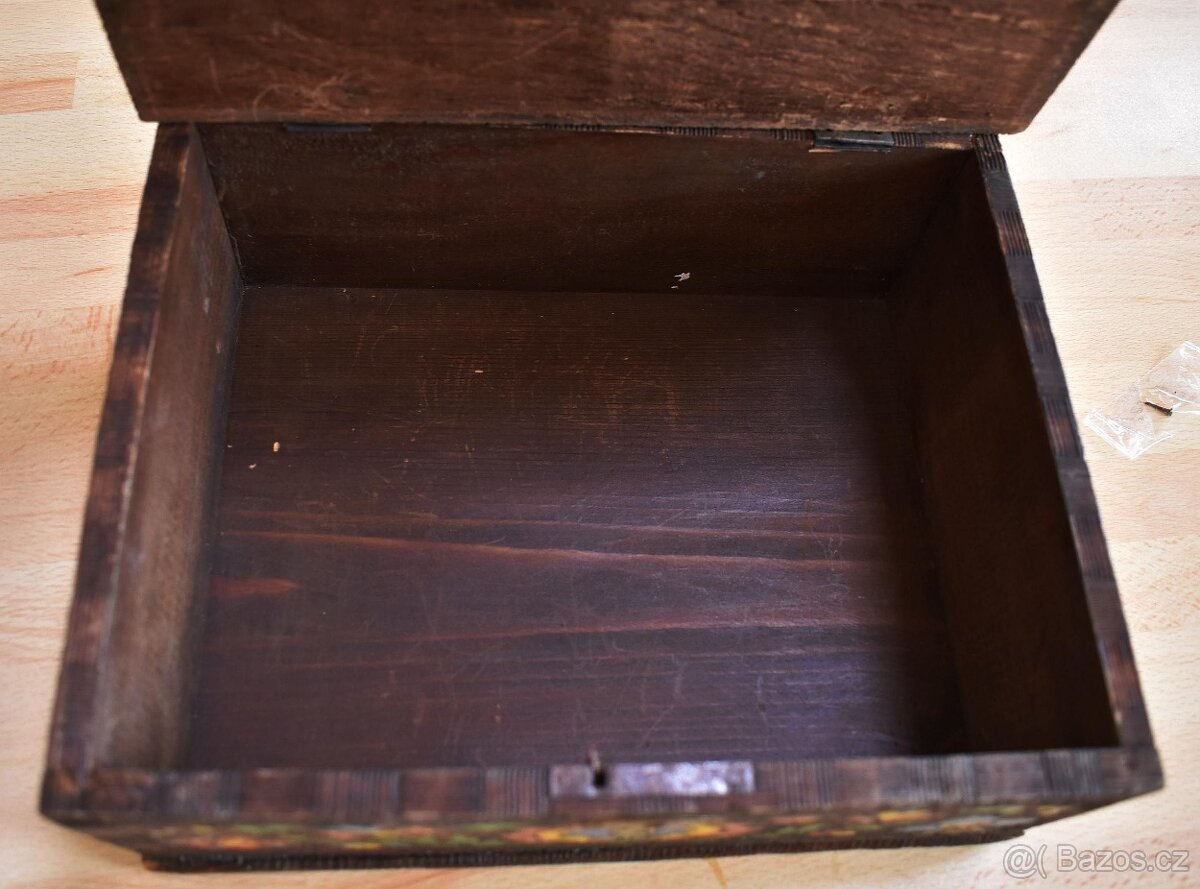 Stará rustikální dřevěná kazeta - 4