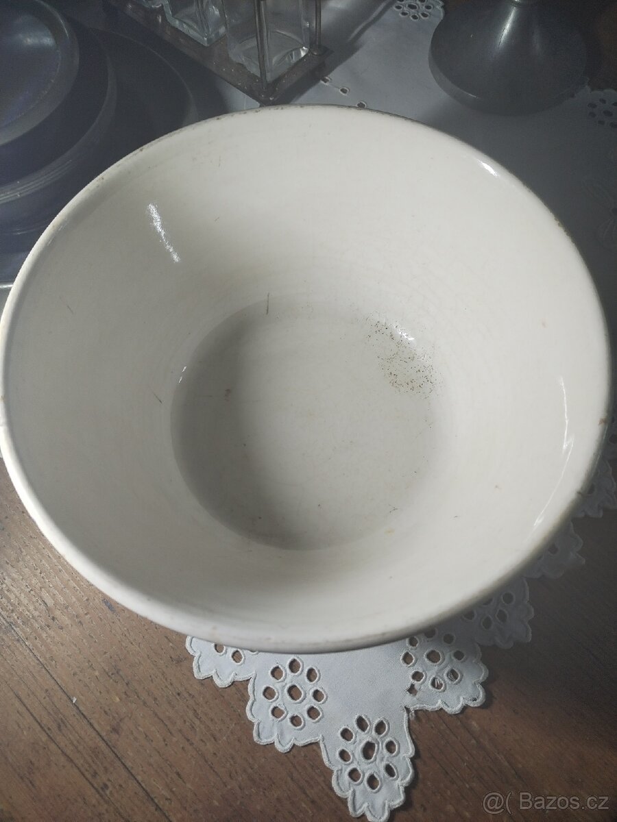 Dvě starožitné keramické mísy - 4