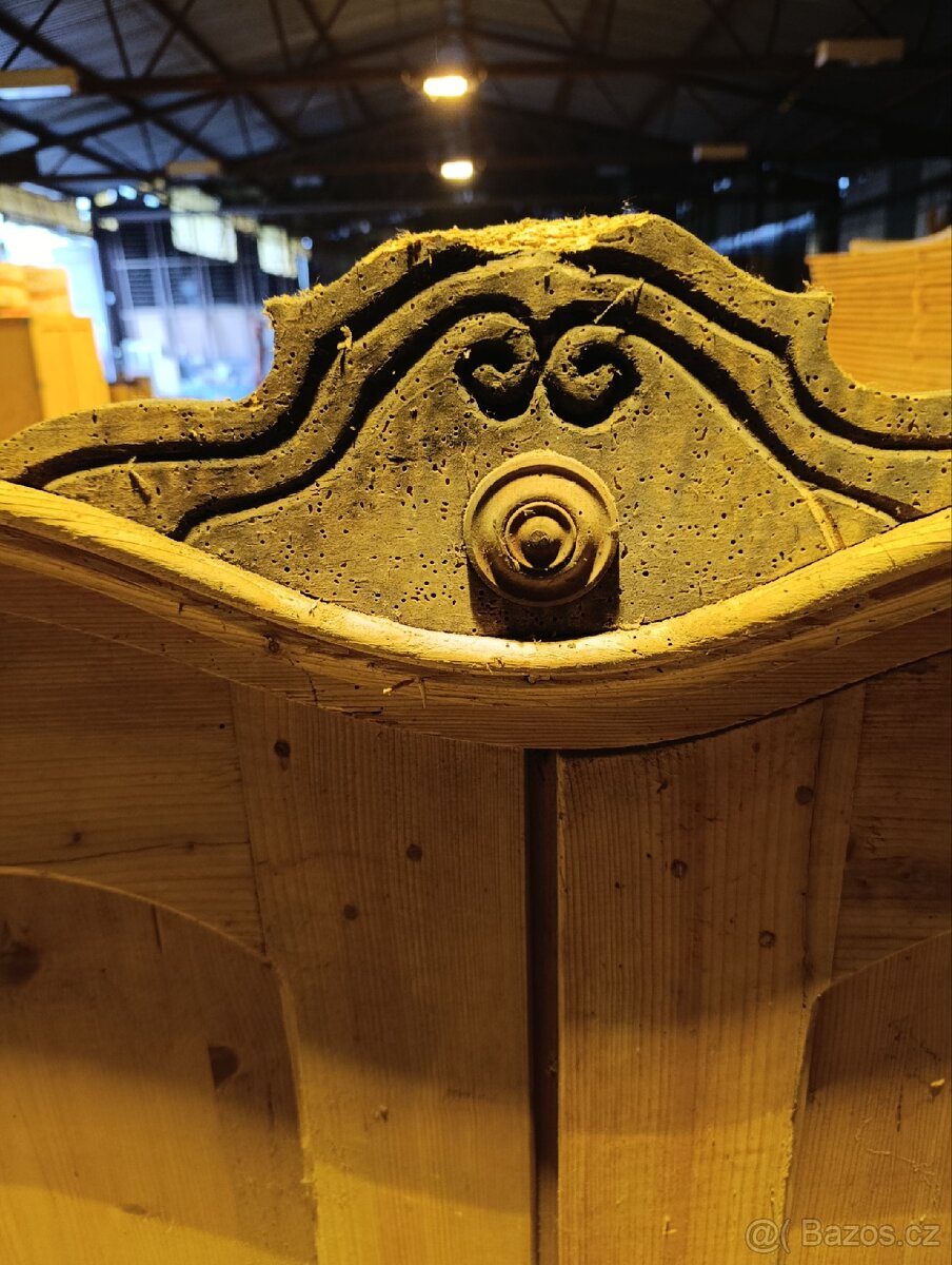 Historická šatní skříň - 4