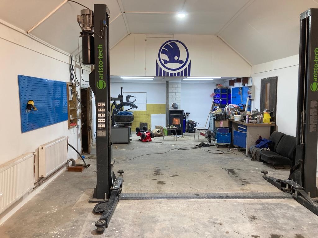 Vybavení pneu-autoservisu( zvedák,zouvačka,vyvažovačka) - 4