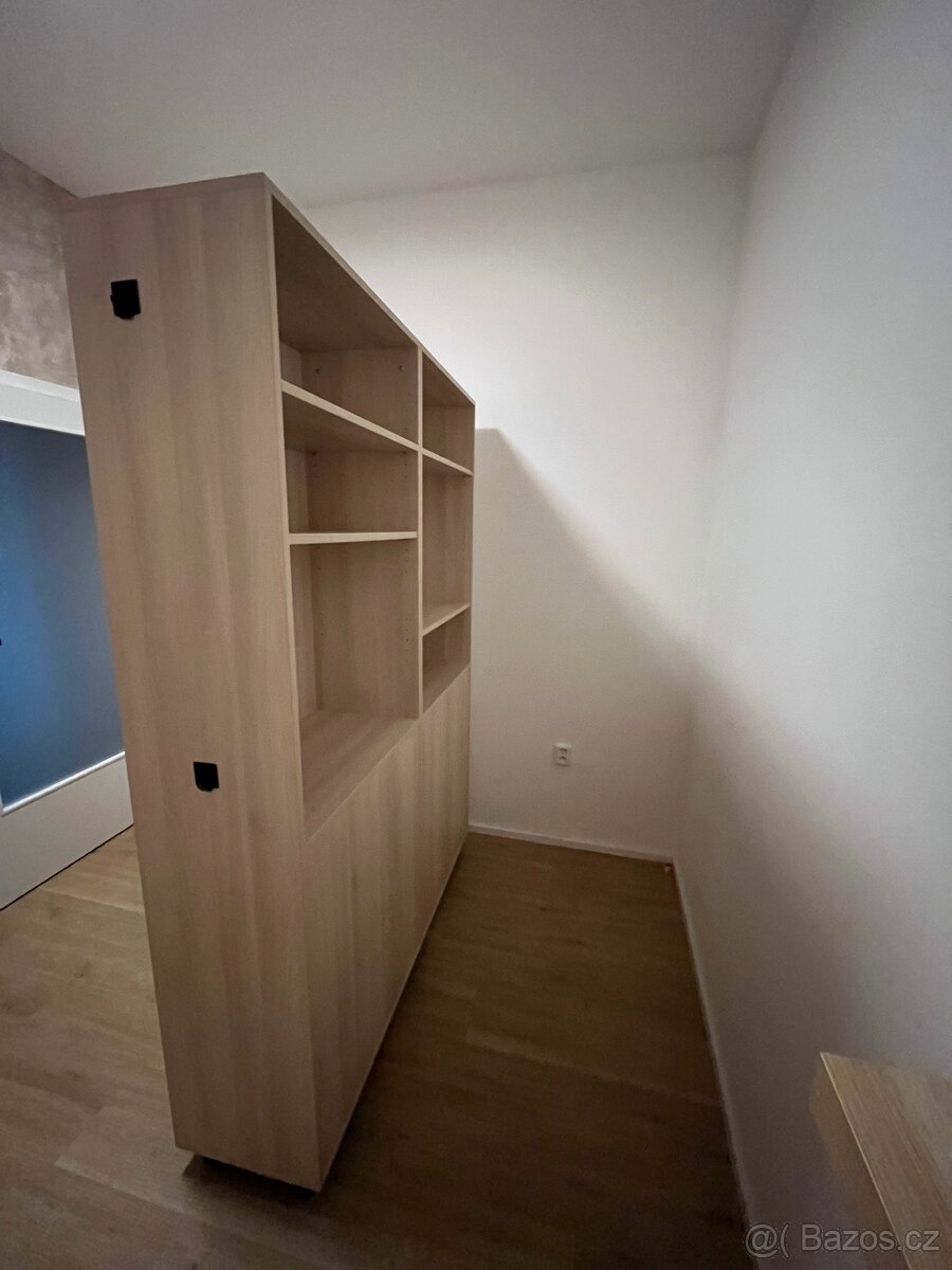 Skříň s botníky - 4