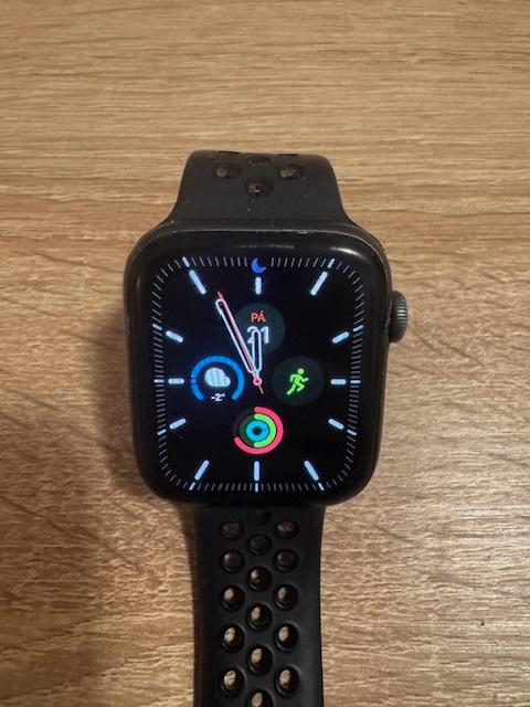 Apple Watch Series 5 – 44 mm, černé, Cellular - 4