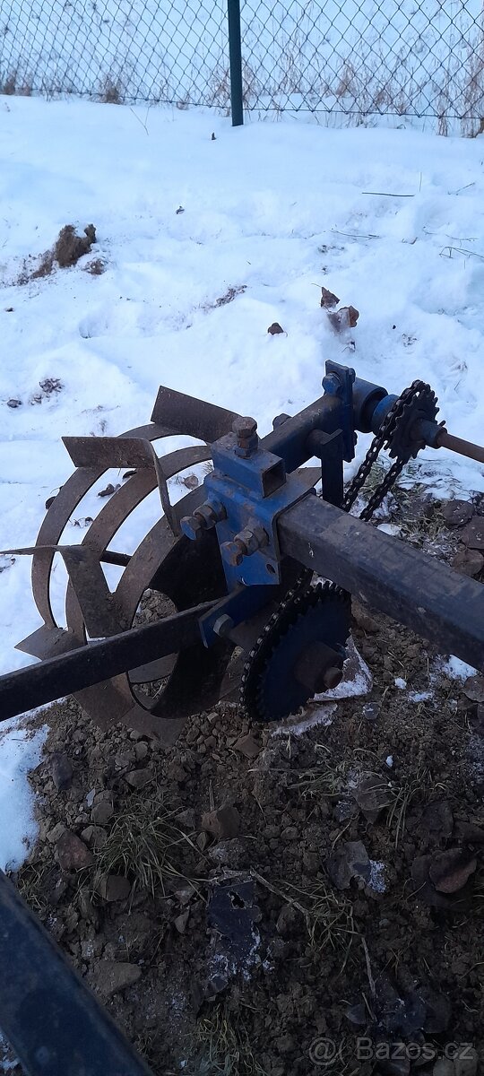 Sazeč na česnek Kruchkov - 4