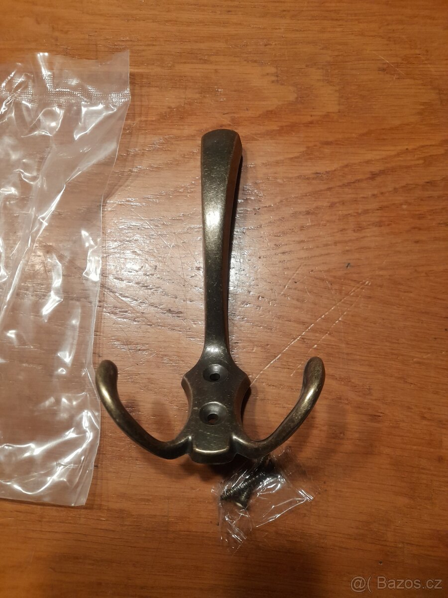 Věšák - 4