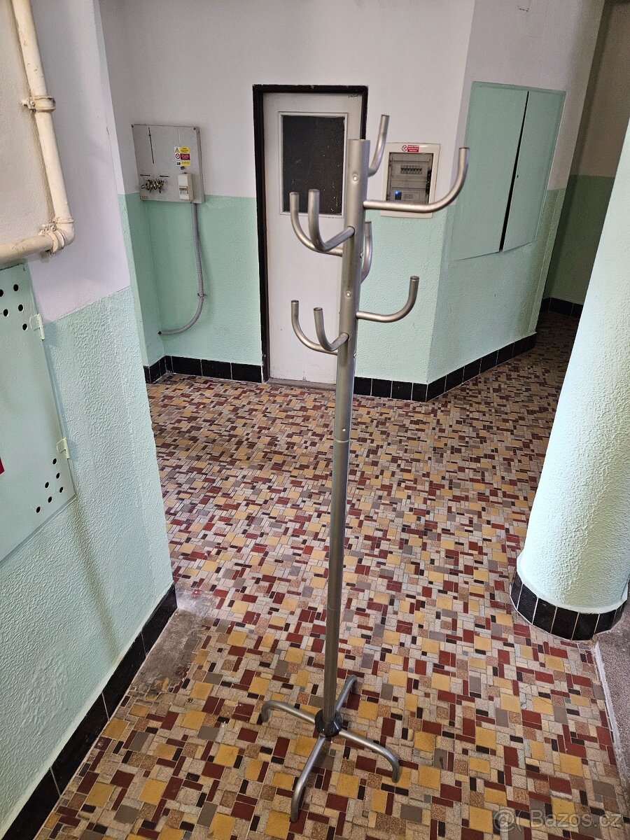 Prodám věšák na oblečení - ODVEZU - 4