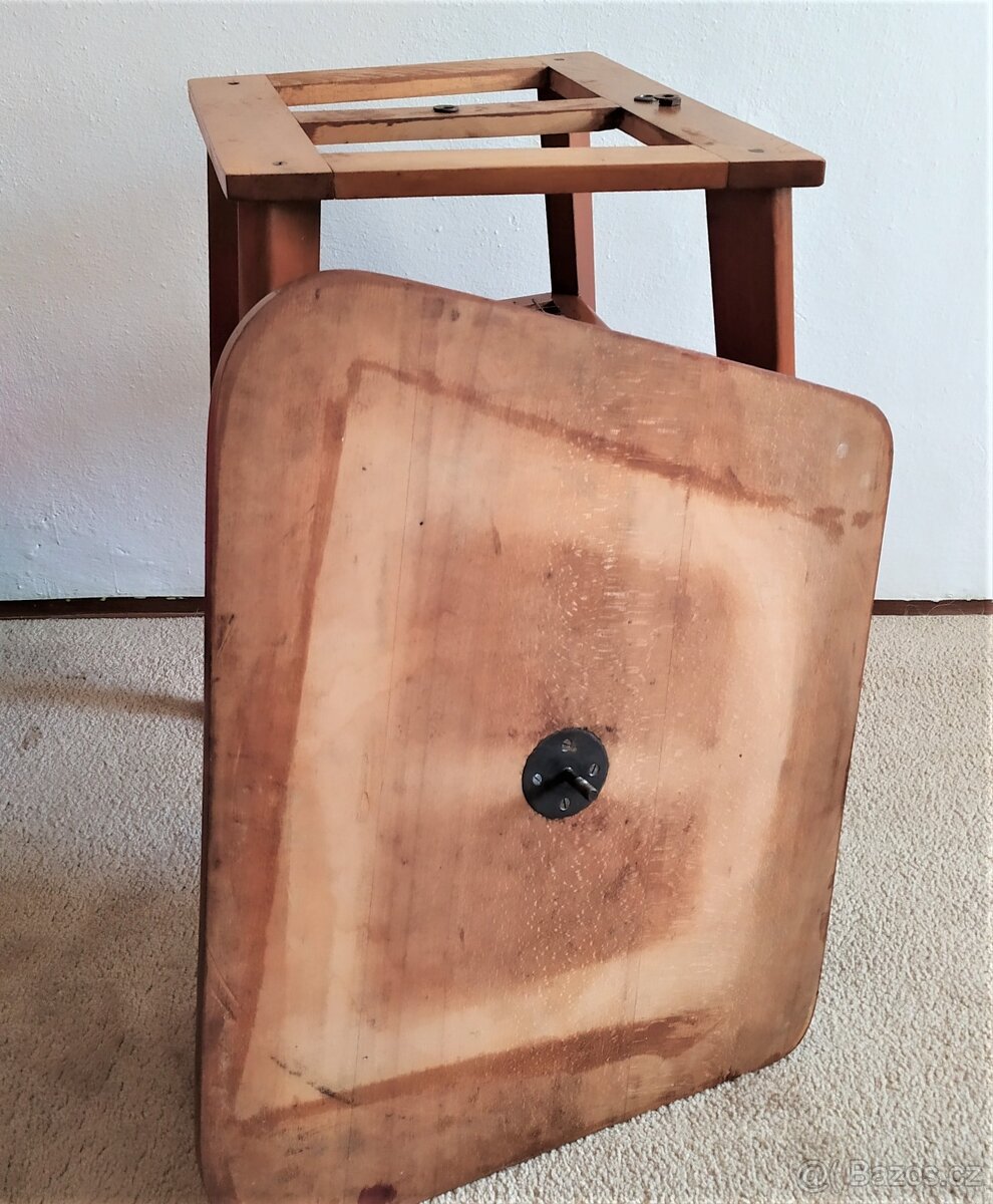 Nabízím starý dřevěný, otočný konferenční stolek 60 léta - 4