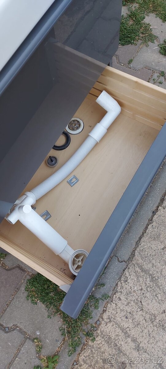 Koupelnová skříňka s umyvadlem - 4