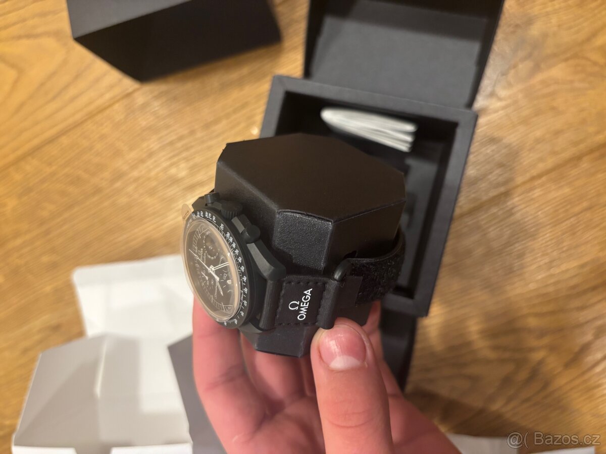 MoonSwatch Mission to Moonphase Snoopy Black - 4