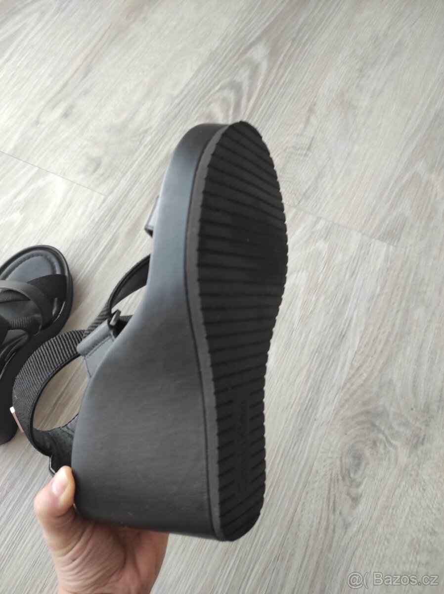Calvin Klein sandály na klínu 38 - 4