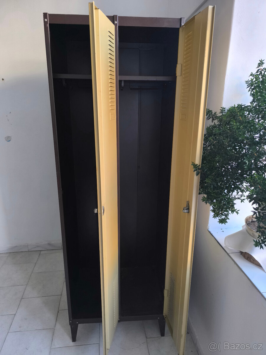 Plechová šatní skříň - 4