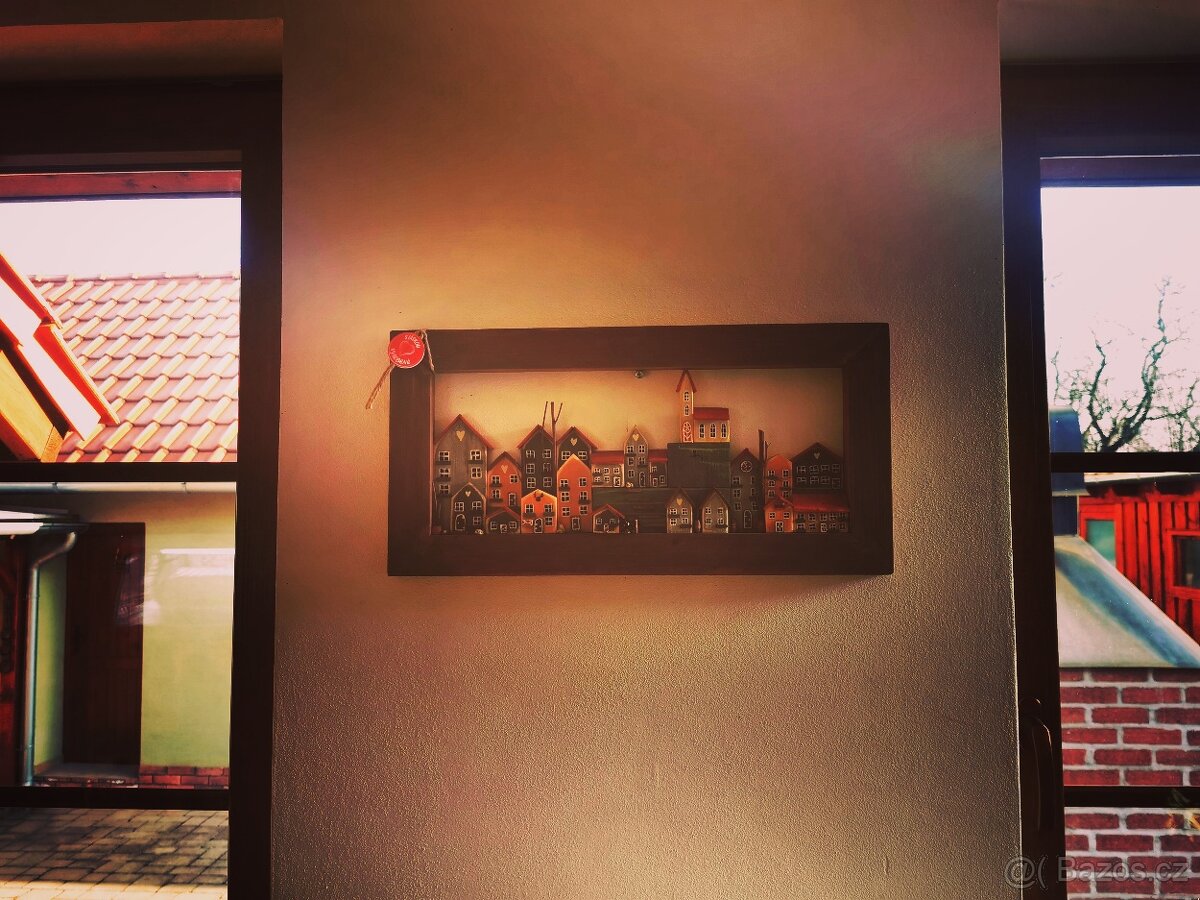 Krásný dřevěný obraz s městečkem z domků - 4