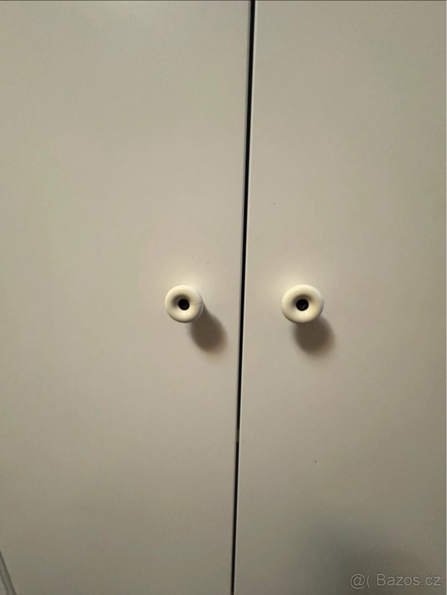 Bílá skříň značky IKEA - 4