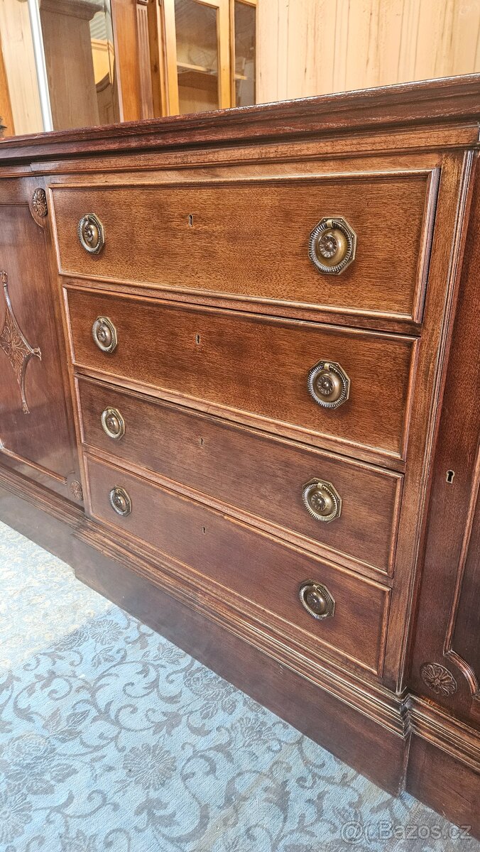 Velká anglická komoda - 4