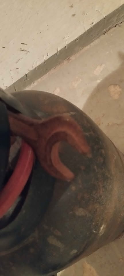 Plynová bomba 10 kg s redukčním ventilem a klíčem, prázdná - 4