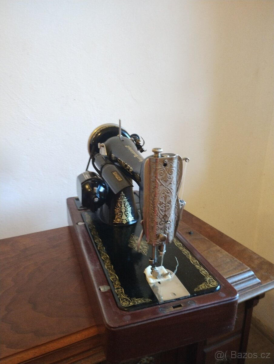 historický eletrický šicí stroj - 4